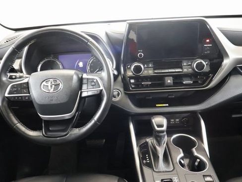 Used 2023 Toyota Highlander XLE AWD/4WD image 16