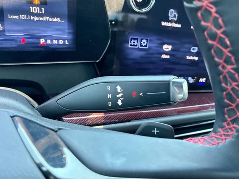 Used 2025 Chevrolet Traverse RS image 16