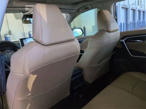 Used 2021 Toyota RAV4 XLE Premium image 18