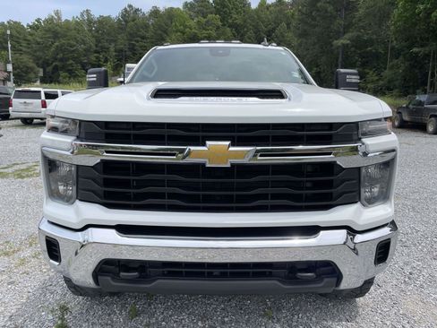Used 2024 Chevrolet Silverado 2500 LT AWD/4WD image 2