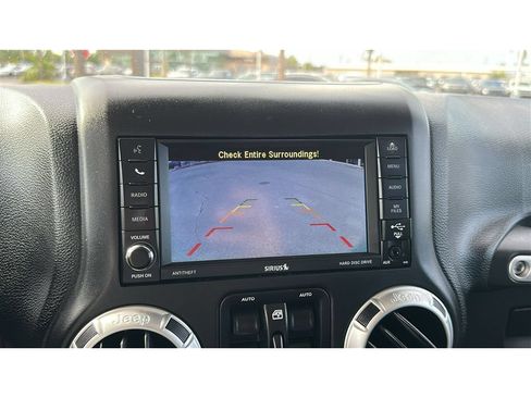 Used 2017 Jeep Wrangler Unlimited Sahara w/ Connectivity Group AWD/4WD image 23