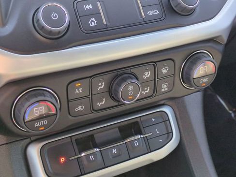 Used 2023 GMC Acadia SLT image 19