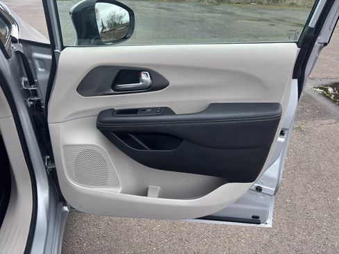 Used 2024 Chrysler Pacifica Select image 12