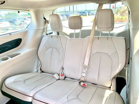 Used 2020 Chrysler Pacifica Limited FWD image 17