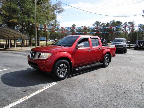 Used 2018 Nissan Frontier SV image 2