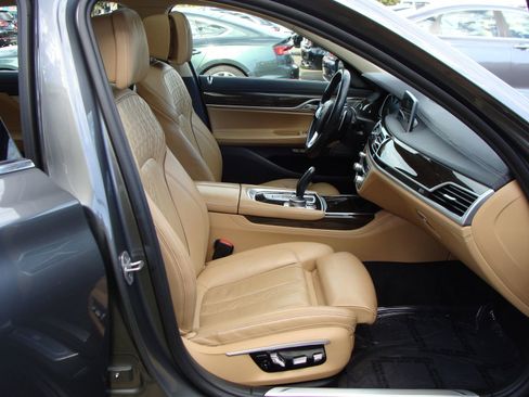 Used 2017 BMW 750i xDrive image 10