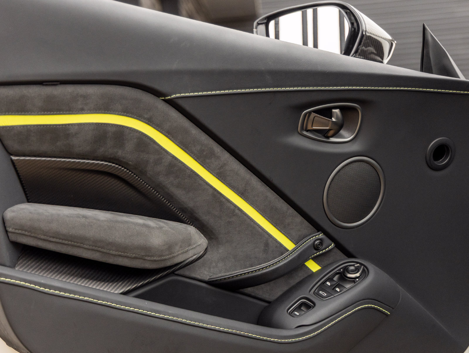 Used 2023 Aston Martin V8 Vantage Roadster RWD image 21