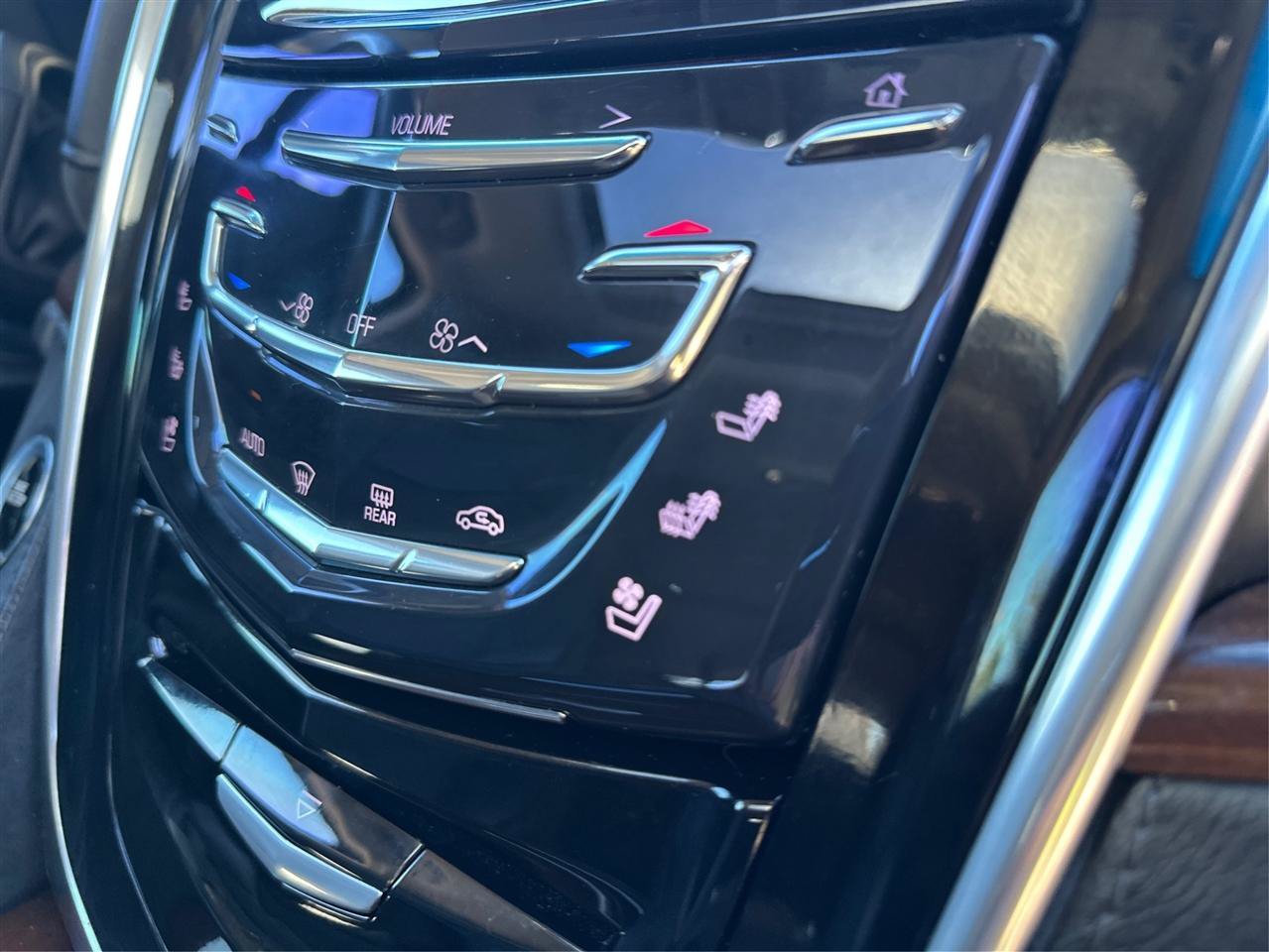 Used 2018 Cadillac Escalade Luxury AWD/4WD image 42