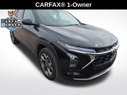 Used 2025 Chevrolet Trax LT w/ LT Convenience Package FWD image 3
