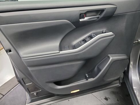 Used 2022 Toyota Highlander XLE AWD/4WD image 13