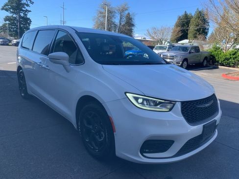 Used 2022 Chrysler Pacifica Limited w/ Uconnect Theater Family Group image 5