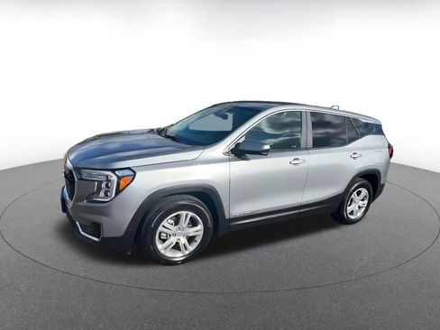 Used 2024 GMC Terrain SLE image 8