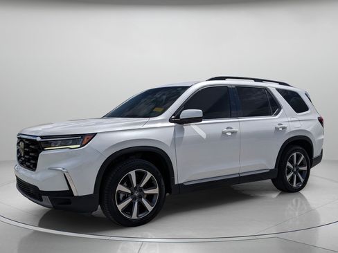 Used 2025 Honda Pilot Touring image 2