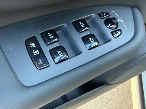 Certified 2025 Volvo XC90 B6 Plus image 16