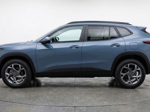 Used 2025 Chevrolet Trax LT image 3