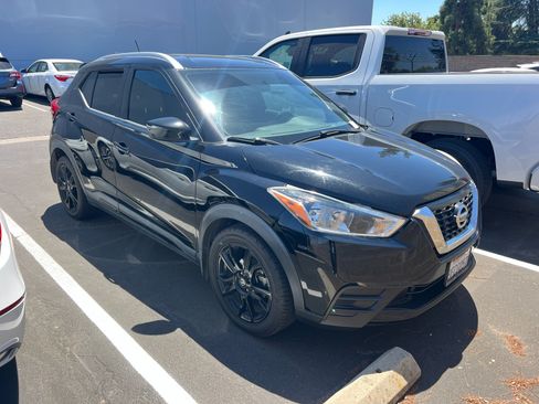 Used 2018 Nissan Kicks SV FWD image 2