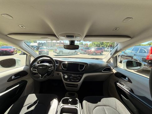 Used 2018 Chrysler Pacifica Touring Plus w/ Tire & Wheel Group FWD image 20