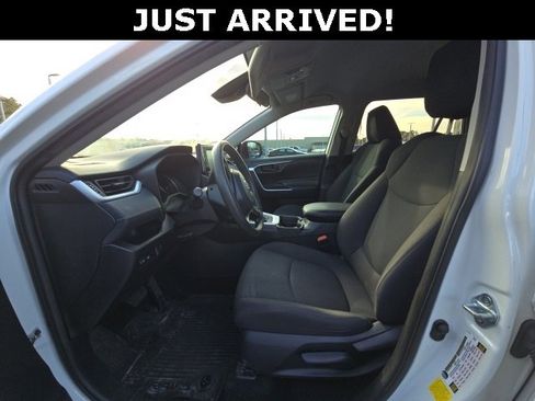 Used 2021 Toyota RAV4 LE image 8