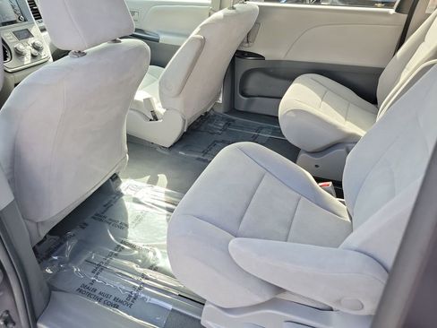 Used 2020 Toyota Sienna L w/ Carpet Mat Package FWD image 19