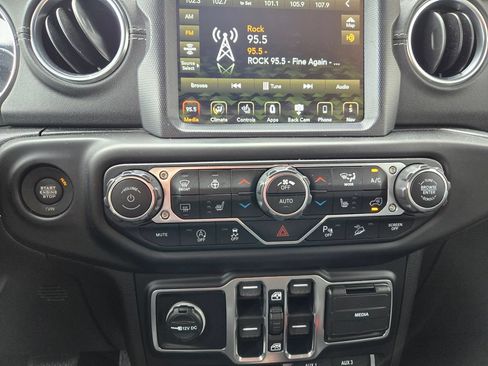 Used 2020 Jeep Wrangler Unlimited Sahara AWD/4WD image 28