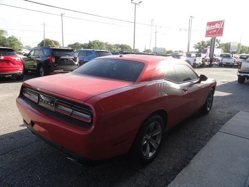 Used 2016 Dodge Challenger SXT image 9