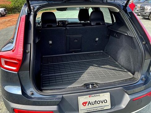 Used 2022 Volvo XC40 T5 Momentum image 25