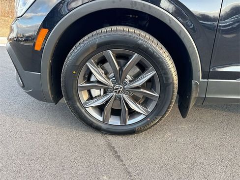 Used 2023 Volkswagen Tiguan SE image 13