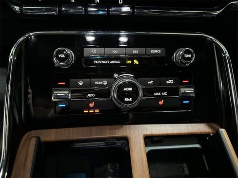 Used 2018 Lincoln Navigator Premiere image 17