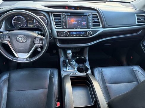 Used 2018 Toyota Highlander Limited image 2