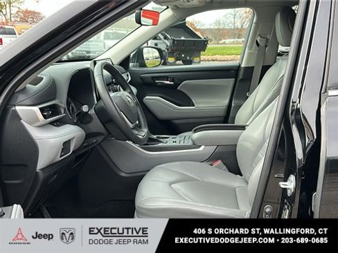 Used 2022 Toyota Highlander XLE image 9