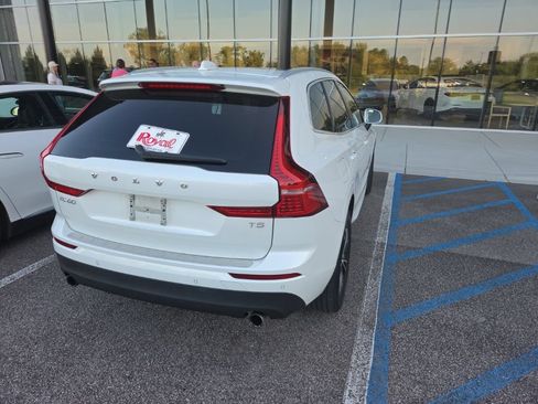 Used 2021 Volvo XC60 T5 Momentum w/ Premium Package FWD image 8