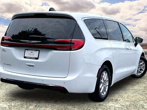 Used 2024 Chrysler Pacifica Touring-L FWD image 5