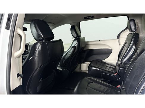 Used 2022 Chrysler Pacifica Touring-L FWD image 13