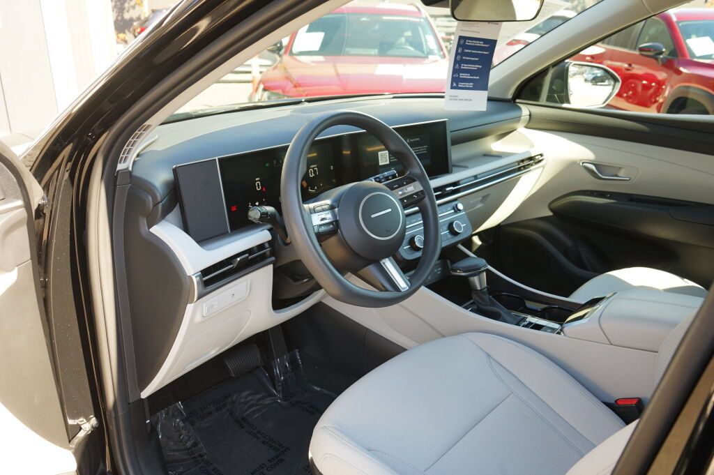 Used 2025 Hyundai Tucson SE FWD image 16