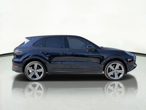 Used 2023 Porsche Cayenne Platinum Edition image 2