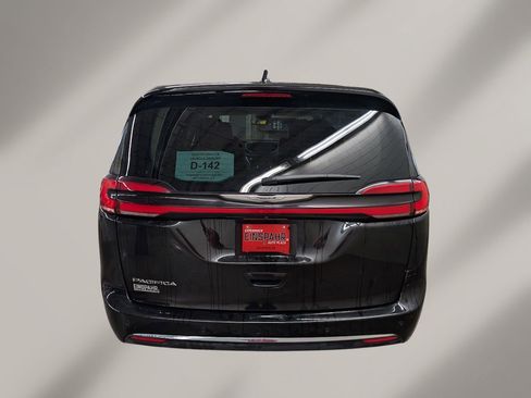 Used 2024 Chrysler Pacifica Touring-L image 61