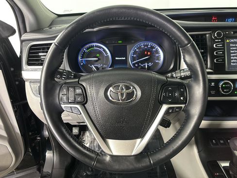 Used 2019 Toyota Highlander XLE AWD/4WD image 30