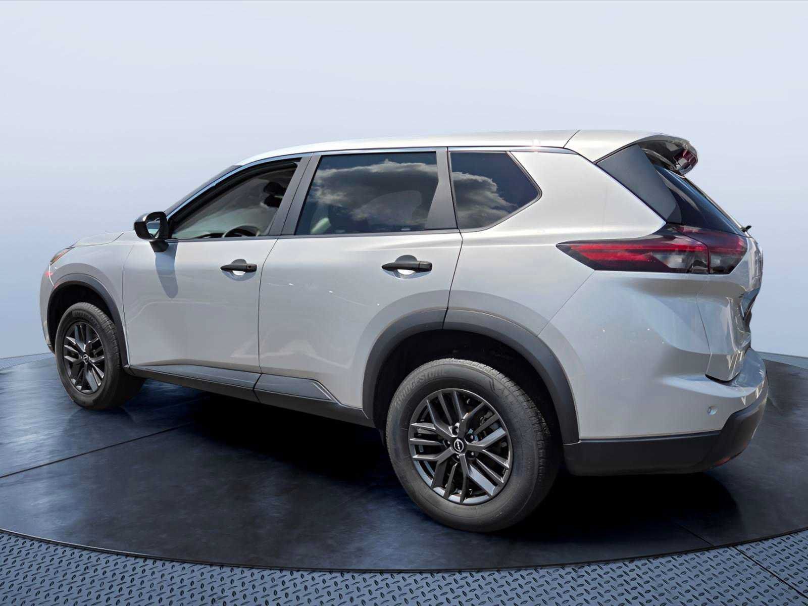 Used 2024 Nissan Rogue S FWD image 4