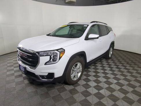 Used 2023 GMC Terrain SLE w/ Driver Convenience Package image 9