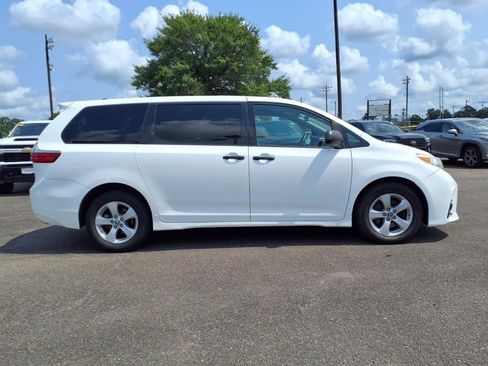 Used 2020 Toyota Sienna L image 2