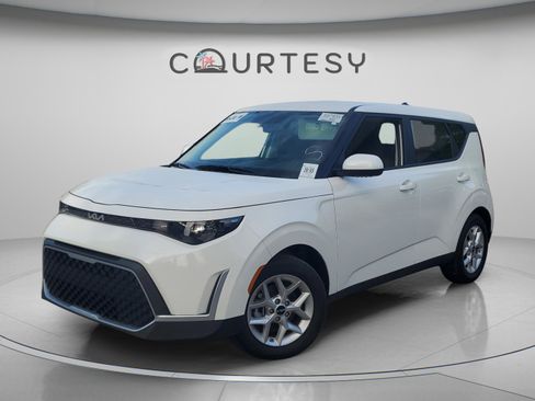 Certified 2025 Kia Soul LX w/ LX Technology Package FWD image 1