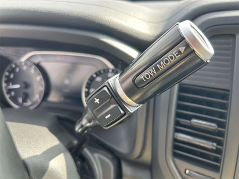 Used 2024 Nissan Titan SV w/ SV Convenience Package image 26