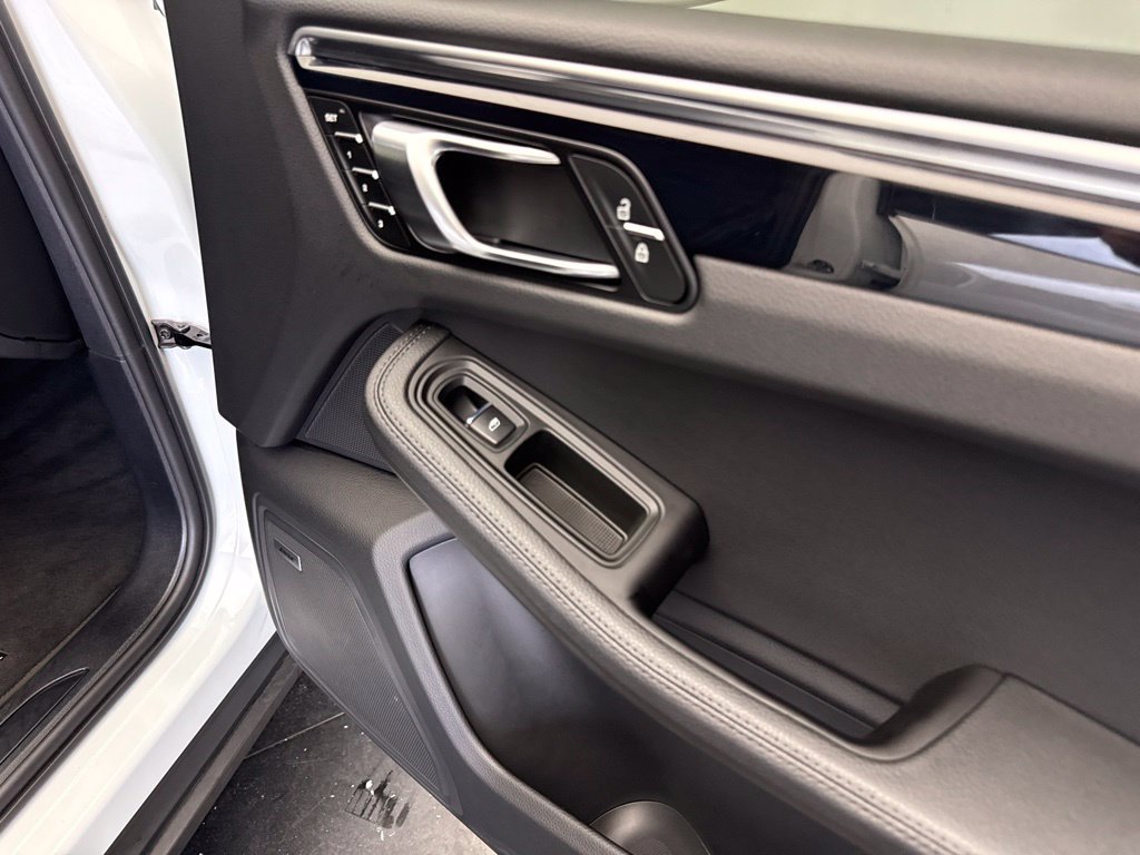 Certified 2024 Porsche Macan AWD/4WD image 22