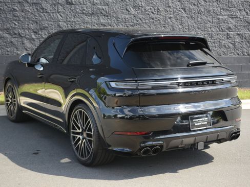 Used 2025 Porsche Cayenne GTS AWD/4WD image 3
