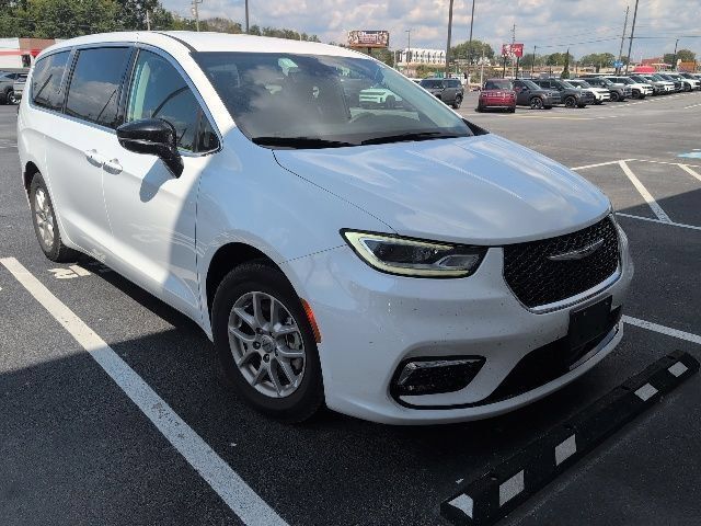 Used 2024 Chrysler Pacifica Touring-L FWD image 1