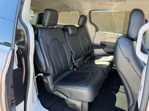 Used 2017 Chrysler Pacifica Touring-L w/ Tire & Wheel Group FWD image 21
