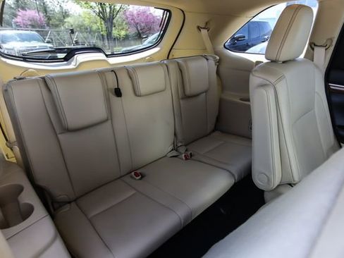 Used 2017 Toyota Highlander Limited w/ Carpet Mat Package image 52