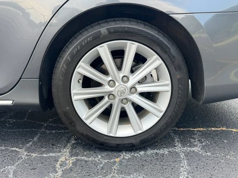 Used 2012 Toyota Camry XLE w/ Convenience Pkg FWD image 3