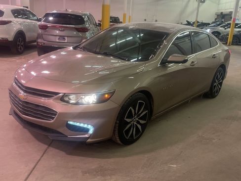 Used 2018 Chevrolet Malibu LT w/ Driver Confidence Package image 2
