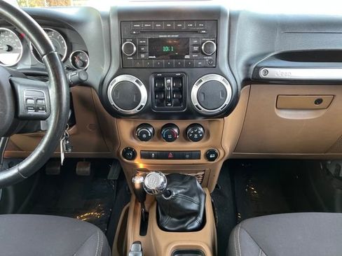 Used 2014 Jeep Wrangler Unlimited Sahara image 19